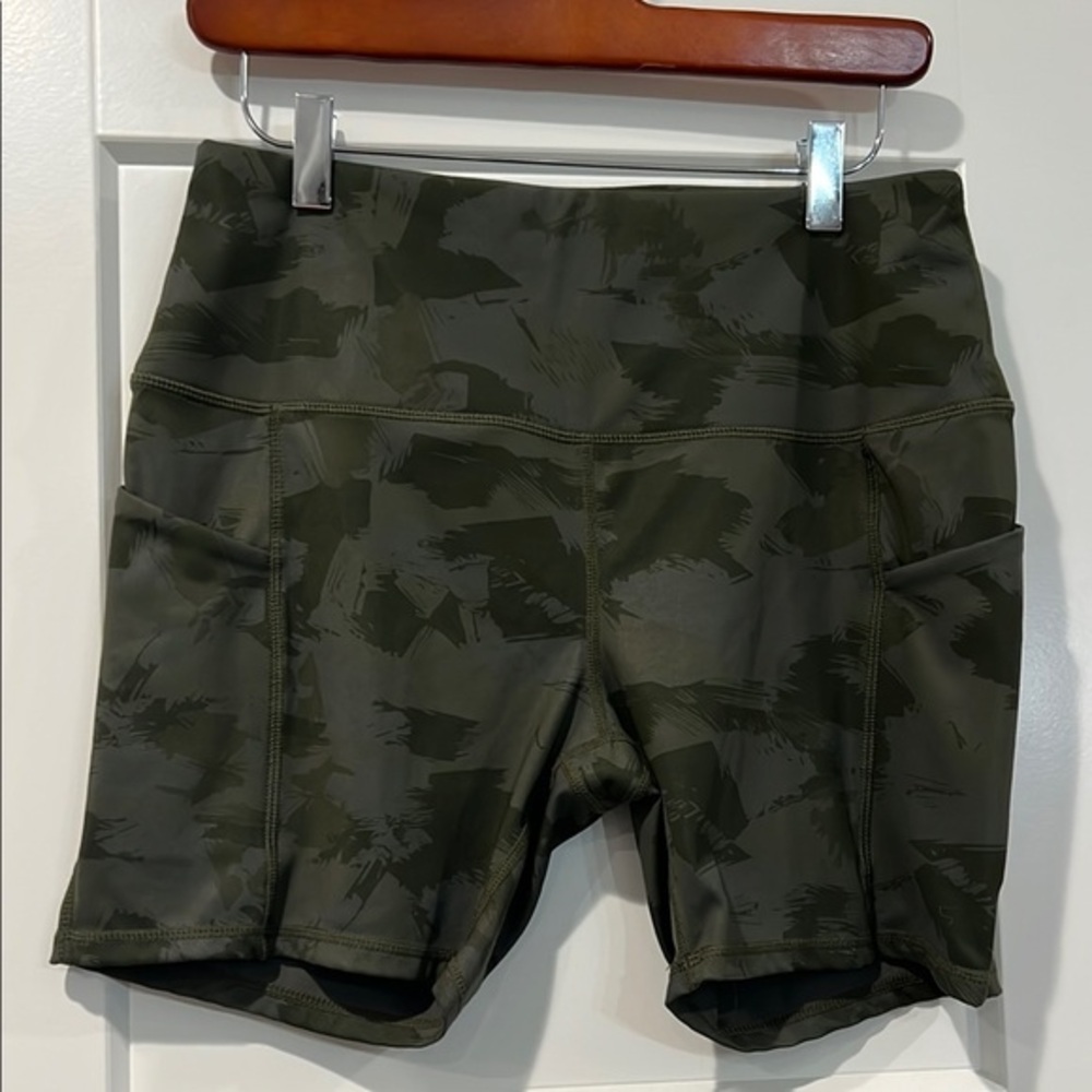 Oalka Bike Shorts with Camouflage Pattern and Elastic Waistband Sz L